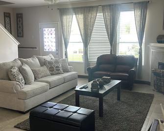 Great, Cozy and Spacious House - Cypress - Living room