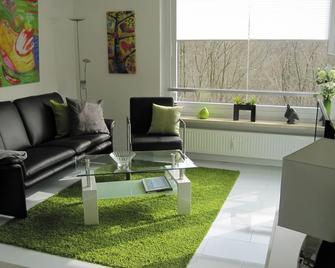 fantastic location between the Kurstrand and Fördeland-Therme - Glücksburg - Living room