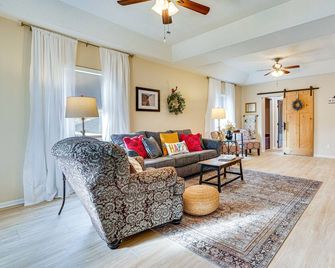 Zanesville Apartment w/ Porch - 3 Mi to Downtown! - Zanesville - Huiskamer