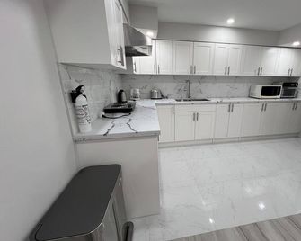 2-bedroom, 1 bathroom, basement, private suite - Oshawa - Kitchen