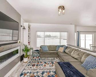Rexburg 5 Bedroom Home With Rock Climbing Wall & M - Rexburg - Living room