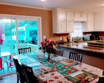 Unique Space Awesome-3br//1.5bt//Fenced// 5clean/Private//Safe/Wifi-Tv@s-Alt - Stockbridge - Dining room