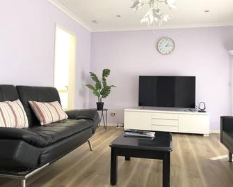 Canberra Entire House 3 Bedroom - Belconnen - Living room