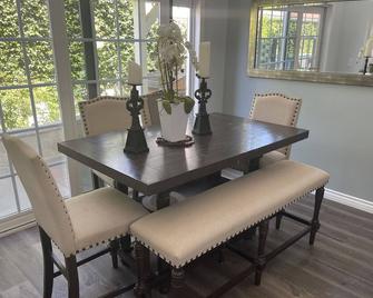 House By Six Flags - Valencia - Dining room