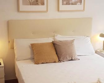 Spacious downtown apartment - Gijón - Bedroom