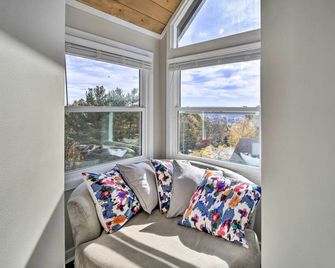 Deck And Mtn Views Fain Chalet in Kingsp - Kingsport - Living room