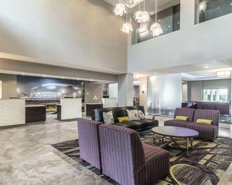 La Quinta Inn & Suites by Wyndham Arlington North 6 Flags Dr - Arlington - Lobby