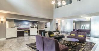 La Quinta Inn & Suites by Wyndham Arlington North 6 Flags Dr - ארלינגטון - לובי