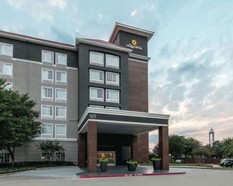 La Quinta Inn & Suites by Wyndham Arlington North 6 Flags Dr - Arlington - Edificio