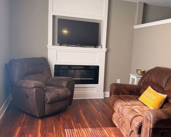 Cozy Downtown Franklin Cottage - Franklin - Вітальня