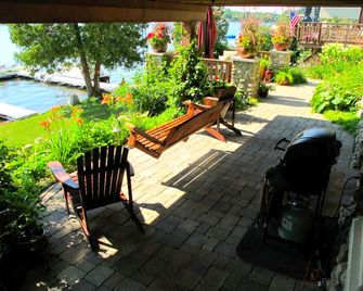 Lovely Stone Cottage Rental with Private Deck near Brighton Recreation Area, Michigan - Brighton - Patio