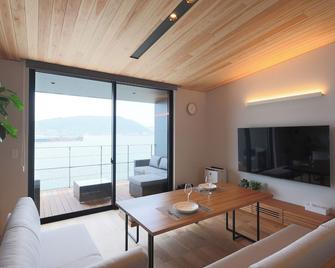 Villa A A private lodging facility with a sauna and a panoramic view of the Kanmon Strait and Kanm / Shimonoseki Yamaguchi - Shimonoseki - Salon