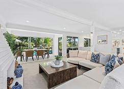 Waterfront Escape Sorrento, 5bd- Pool - Bundall - Living room