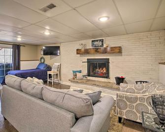 Beckley Studio with Hot Tub, 4 Mi to WVU Tech! - Beckley - Living room