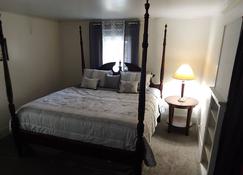 415 Finley Carriage House - Owosso - Bedroom