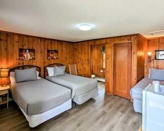 Room 7 - Riverside Motel - 3 Twin (Single) Beds - Lewiston - Bedroom