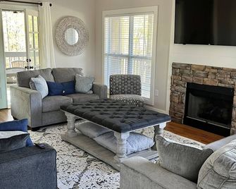 End Of The Line - Lake Martin Views- Sleeps 12 - Tallassee - Living room