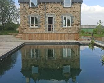 Maison 12 couchages, roulottes et piscine naturelle - Laurenan - Piscina