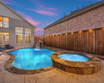 Modern Castle w/ Pool + Spa + 3 Gamerooms! - Richardson - Pool