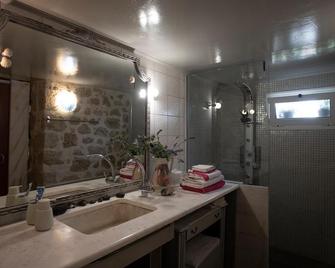 Stone suite in the center of Corinth - Corinth