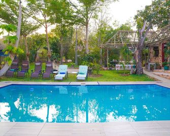 Beulah Court Vineyard Guest House - Kasane - Pool