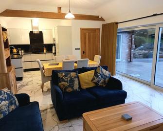Newly converted pigsty with amazing views. One small dog welcome. - Dursley - Living room