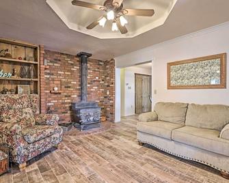 'The Eagar House' White Mountains Gem w/ Views! - Eagar - Living room