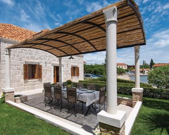 Three-Bedroom Holiday Home In Loviste - Lovište - Patio