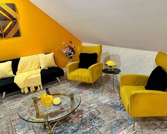 Cozy 2-bedroom apartment with WiFi, AC in Irvington - Irvington - Living room