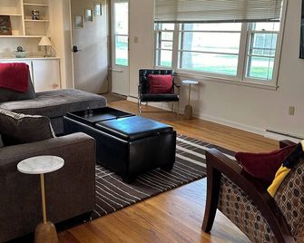 Cozy 2-bdrm home minutes from Kinnick and Melrose tailgating, AC, WiFi, parking - Iowa City - Living room