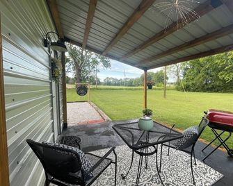 Charming 1br Pet-Friendly Cottage - Peaceful Stay Near Downtown New Albany - New Albany - Patio