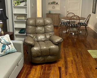 Quaint rural downtown community close to springs, 3 rivers, biking & equestrian - Live Oak - Living room