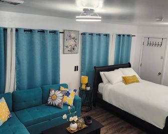 Cozy 1-bedroom studio separate from the house perfect in Levittown with AC - Levittown