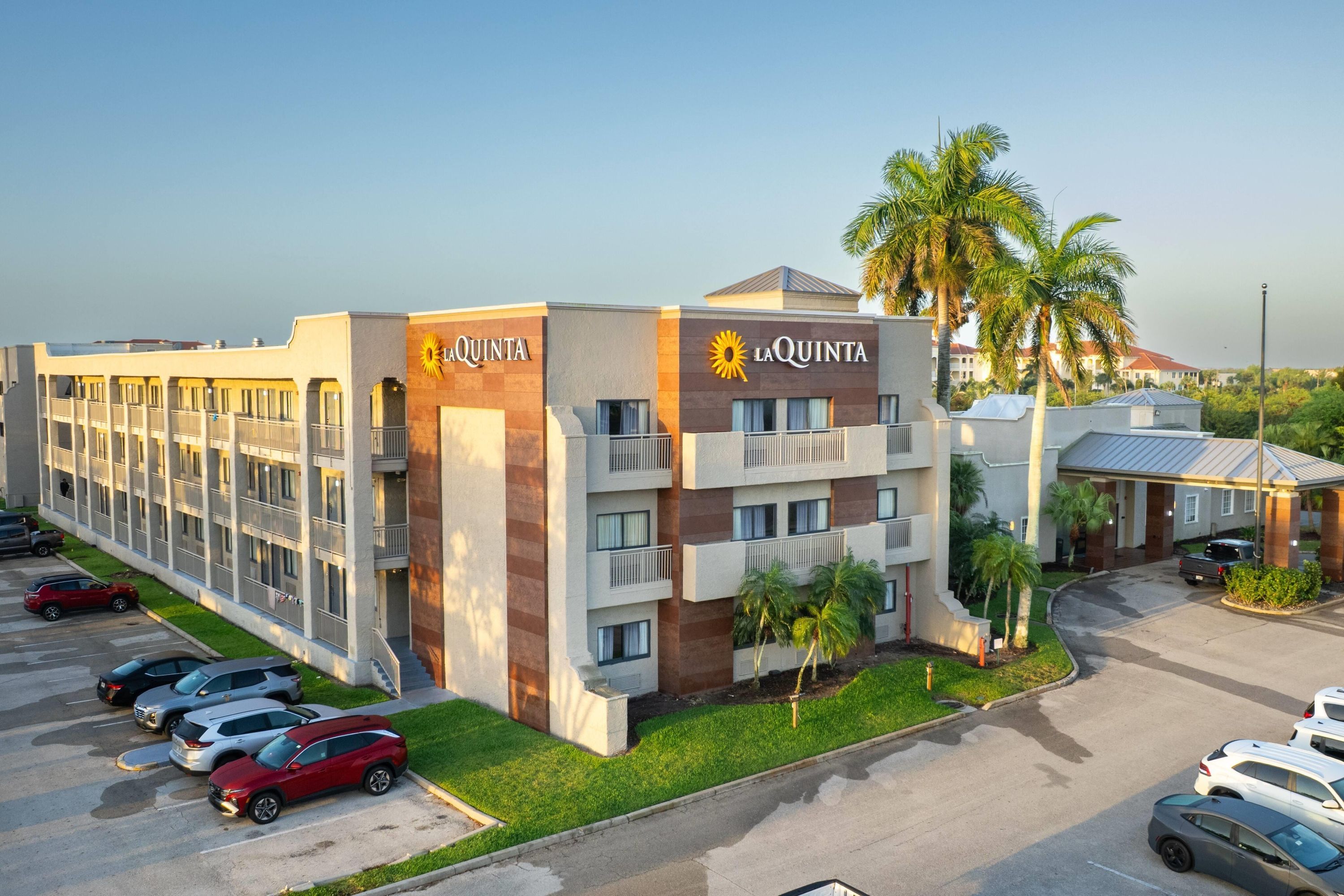 La Quinta Inn & Suites by Wyndham Ft. Myers-Sanibel Gateway - פורט מאיירס - בניין