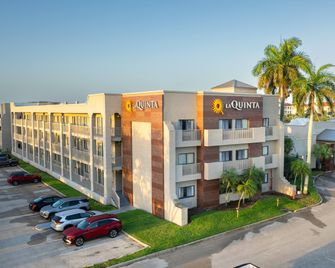 La Quinta Inn & Suites by Wyndham Ft. Myers-Sanibel Gateway - פורט מאיירס - בניין