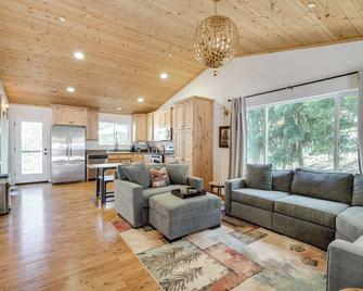 Walk to Dtwn Charming Family Cabin in Twain Harte - Twain Harte - Huiskamer