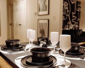 Black and White Cabin on Tranquil Three Acres - Matthews - Eetruimte