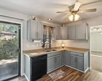 Stunning Brick Tri Level Home 420 friendly - Matteson - Keuken