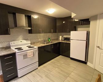 Cozy Priv. Bsmt 1 Bdrm 1 Bath apartment w/ parking - Brampton - Kitchen