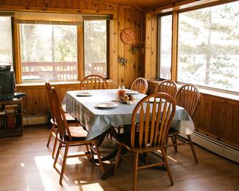 Little Lake Cottage:(On Little Lake in Gwinn): Fall colors will be here soon! - Gwinn - Dining room