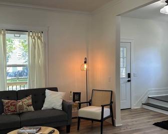 Beautiful Fully Renovated Charming 3-bedroom house in pleasant Wahoo, NE - Wahoo - Living room