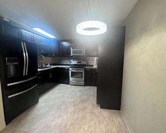 1 room/3br condo 1mile away from UAA, hospital & costco LGBTQ & Pet friendly - Anchorage - Cocina