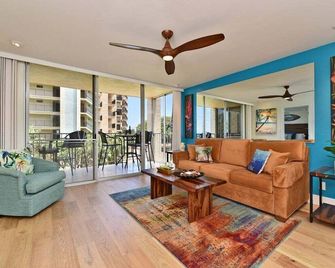 Royal Kahana 301 Remodeled Oceanfront 2bd W Ocean Views Pool - Wailuku - Living room