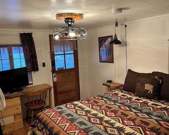 Relax by the River Hot Tub, Queen Bed, Parking, Mountain Views & Pet Friendly - Dubois - Schlafzimmer