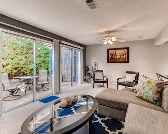 Uptown welcoming 2+2 w/patio & Katy-trail access! - Dallas - Sala de estar