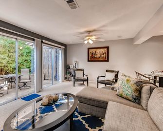 Uptown welcoming 2+2 w/patio & Katy-trail access! - Dallas - Living room
