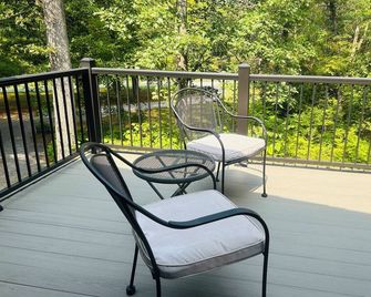 Spacious Cabin on Cedar Creek, Shenandoah Forest Immersion! - Strasburg - Balcony