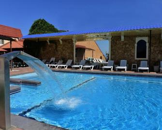 Regineh Hotel - Ereván - Piscina