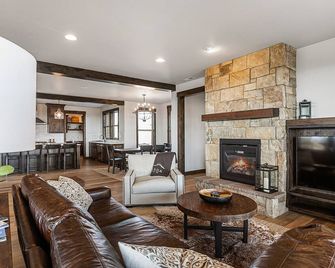 Brasada Ranch Panoramic Views - 4 Bdrm w/ Hot Tub and Activity Lawn - Powell Butte - Sala de estar