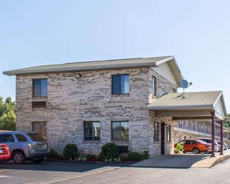 Econo Lodge Elkhart - Elkhart - Building